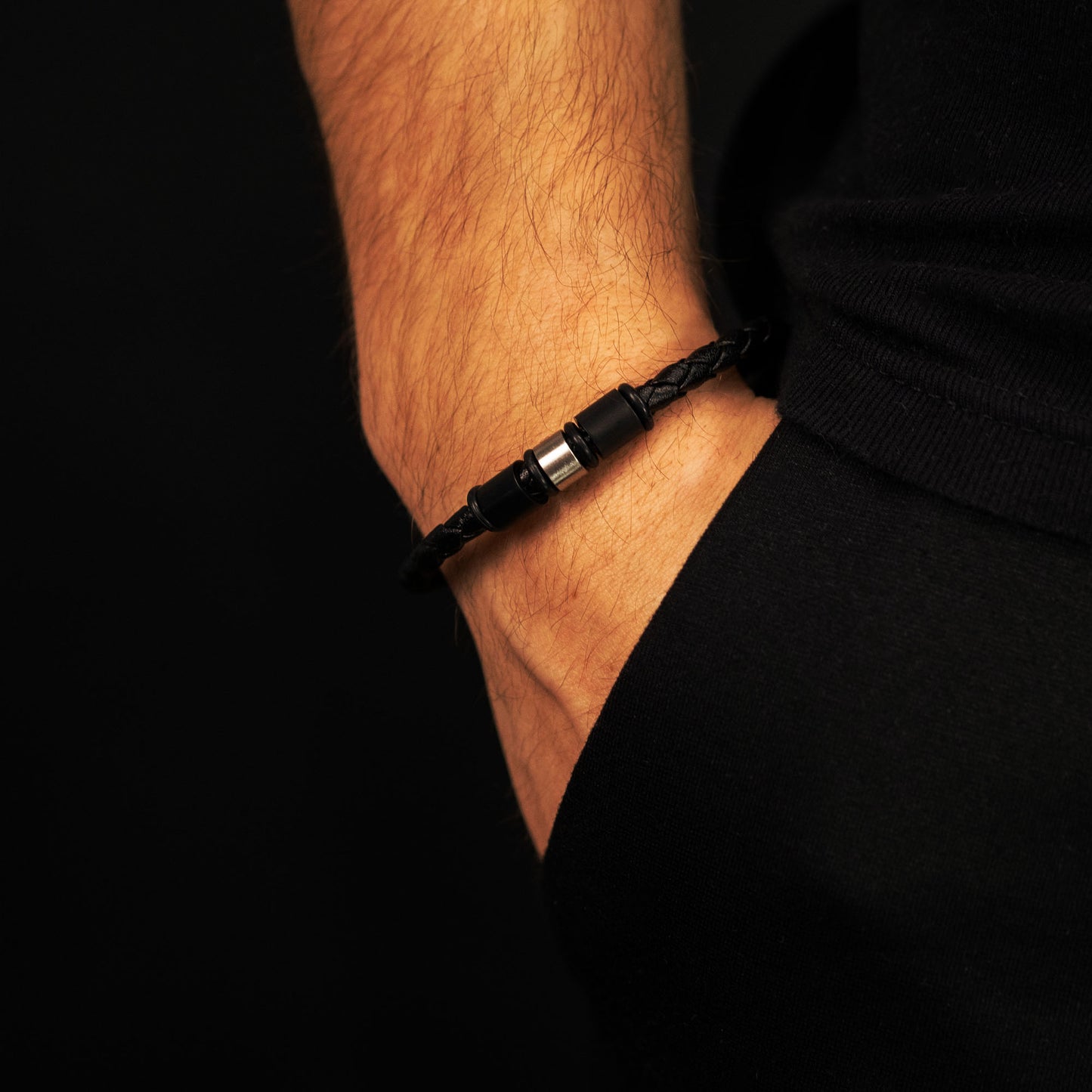 Lederarmband Ethan mit Carbonperlen & Edelstahl - SAVE BRAVE