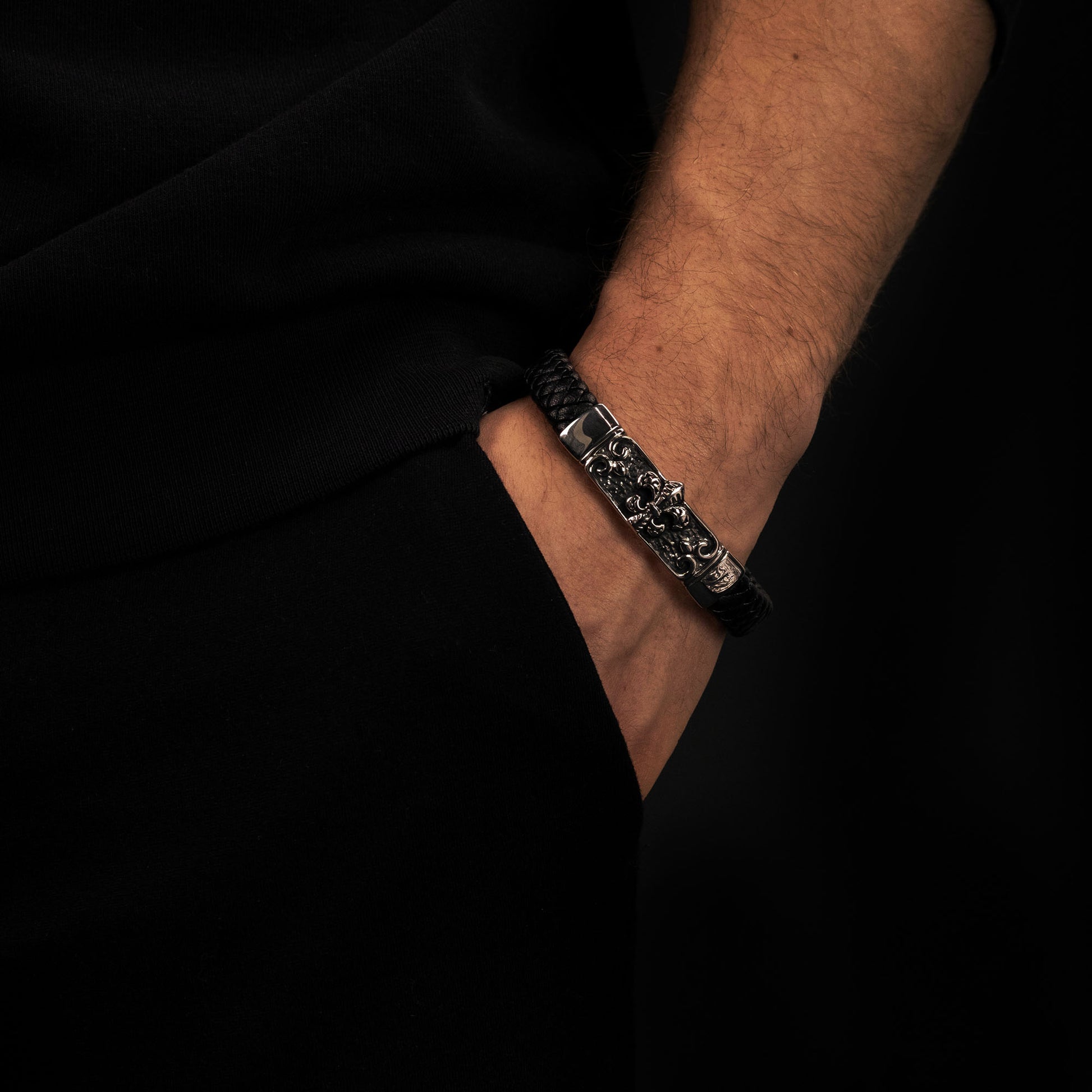 Armband Zulu mit Fleur de Lys aus geflochtenem Leder & Edelstahl - SAVE BRAVE