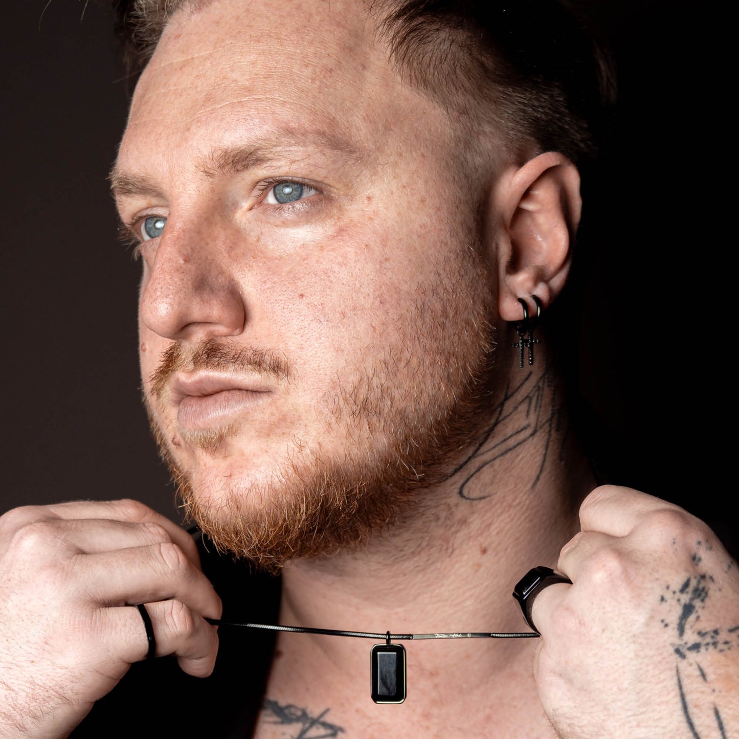 Ohrring Francesco mit Kreuz Anhänger in schwarz - SAVE BRAVE