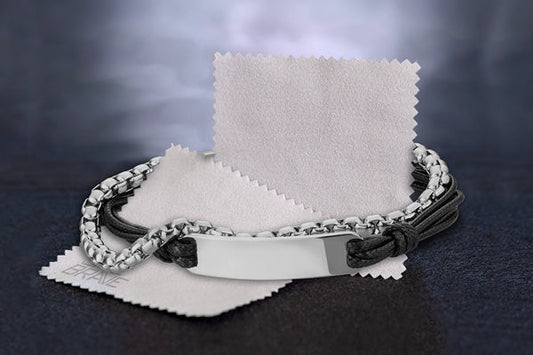 So pflegst du Edelstahlschmuck richtig