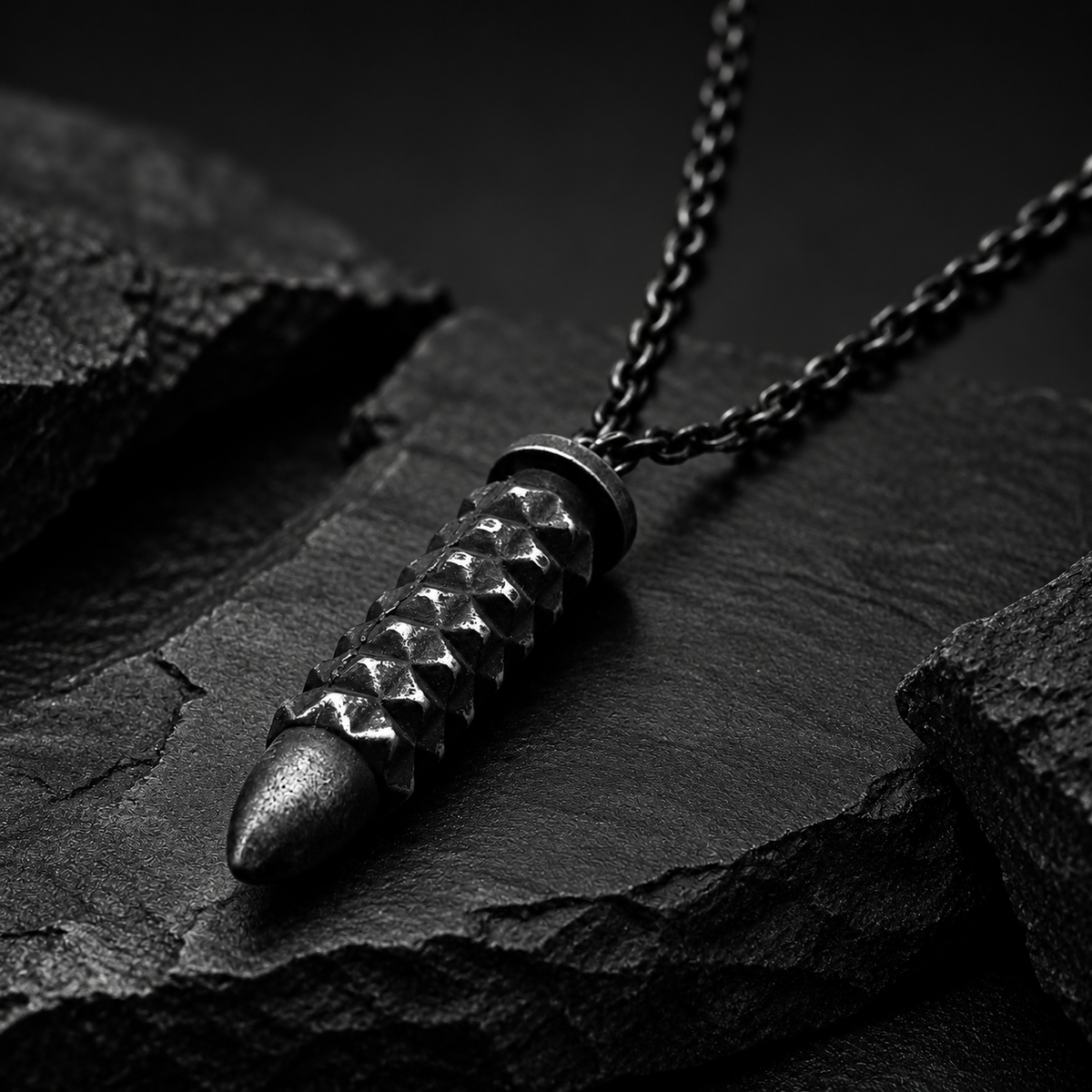 Schwarzer Herrenschmuck von SAVE BRAVE – Halskette mit markantem Anhänger aus der All Black Kollektion
