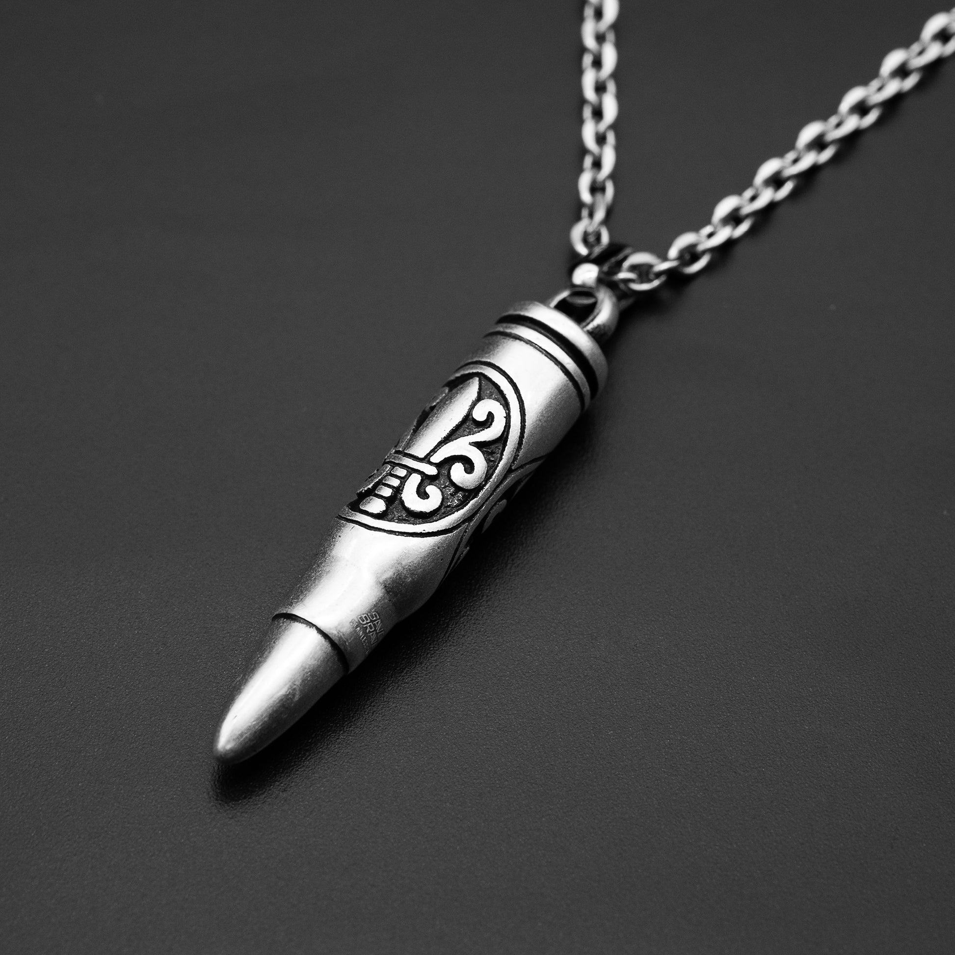 Halskette Bullet – Edelstahl Patrone mit Fleur-de-Lys-Motiv – SAVE